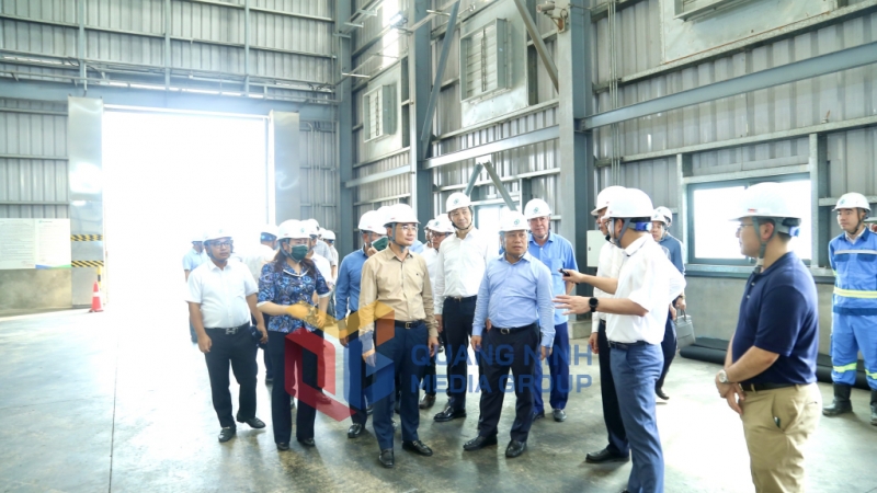 Chủ đầu tư nhà máy giới thiệu tới đồng chí Bí thư Tỉnh ủy cùng đoàn công tác về công nghệ tiên tiến, hiện đại của nhà máy (9-2025). Ảnh: Thu Chung
