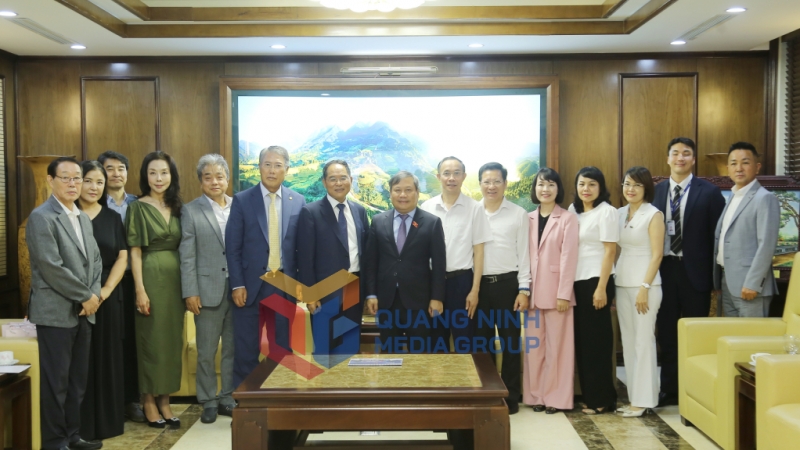 Đồng chí Bí thư Tỉnh ủy chụp ảnh lưu niệm cùng nguyên Đại sứ Hàn Quốc tại Việt Nam và đoàn công tác (9-2025). Ảnh: Thu Chung