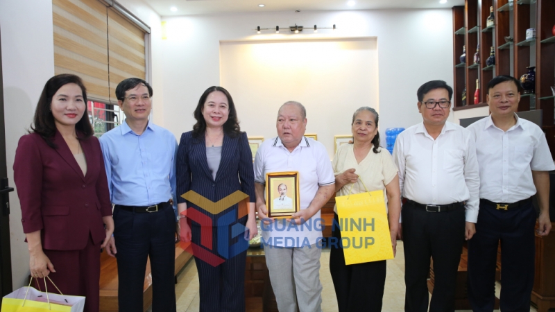 Đồng chí Võ Thị Ánh Xuân, Ủy viên Ban Chấp hành Trung ương Đảng, Phó Chủ tịch nước cùng đoàn công tác Trung ương, các đồng chí lãnh đạo tỉnh Quảng Ninh tặng quà tri ân gia đình thương binh hạng 3/4, Đoàn Giang Hảo (9-2025). Ảnh: Minh Đức