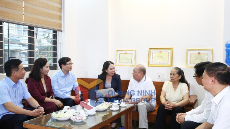 Đồng chí Võ Thị Ánh Xuân, Ủy viên Ban Chấp hành Trung ương Đảng, Phó Chủ tịch nước cùng đoàn công tác thăm hỏi, động viên gia đình thương binh hạng 3/4 Đoàn Giang Hảo (9-2025). Ảnh: Minh Đức