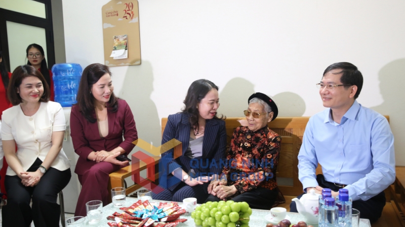  Đồng chí Võ Thị Ánh Xuân, Ủy viên Ban Chấp hành Trung ương Đảng, Phó Chủ tịch nước cùng đoàn công tác Trung ương và các đồng chí lãnh đạo tỉnh thăm hỏi, động viên Mẹ Việt Nam Anh hùng Nguyễn Thị Thực (tổ 12, khu 7, phường Cao Xanh) (9-2025). Ảnh: Minh Đức