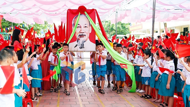 Học sinh Trường Tiểu học thị trấn Tiên Yên rước ảnh Bác Hồ trong lễ khai giảng năm học mới. Ảnh: PV