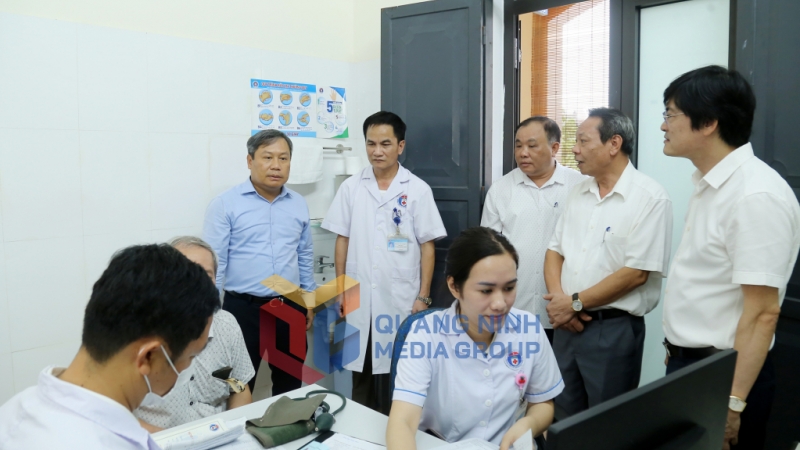 Đồng chí Bí thư Tỉnh ủy kiểm tra công tác khám bệnh tại Phòng khám đa khoa khu vực Nam Khê (9-2025). Ảnh: Thu Chung