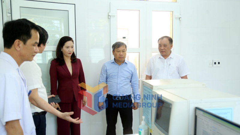 Đồng chí Vũ Đại Thắng, Ủy viên Trung ương Đảng, Bí thư Tỉnh ủy, Trưởng Đoàn ĐBQH tỉnh, kiểm tra trang thiết bị phục vụ công tác khám bệnh tại Phòng khám đa khoa khu vực Nam Khê, phường Vàng Danh (9-2025). Ảnh: Thu Chung