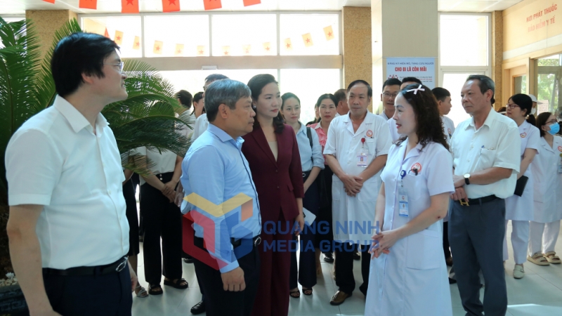 Đồng chí Bí thư Tỉnh ủy cùng đoàn công tác kiểm tra tại Trung tâm Y tế Quảng Yên (9-2025). Ảnh: Thu Chung