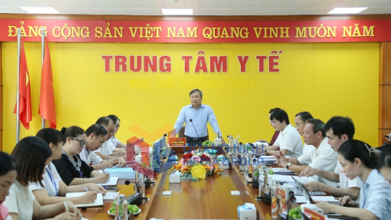 Đồng chí Bí thư Tỉnh ủy phát biểu chỉ đạo tại buổi kiểm tra và làm việc với các trung tâm y tế, trạm y tế (9-2025). Ảnh: Thu Chung
