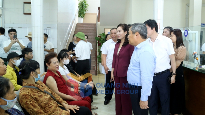 Đồng chí Bí thư Tỉnh ủy trò chuyện với người dân đến khám bệnh tại Trung tâm Y tế Uông Bí (9-2025). Ảnh: Thu Chung