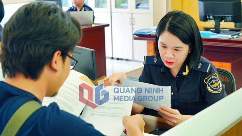 Công chức Hải quan cửa khẩu cảng Hòn Gai hướng dẫn doanh nghiệp thực hiện các thủ tục thông quan hàng hóa (9-2025). Ảnh: Hoàng Nga