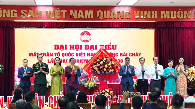Đồng chí Nguyễn Chí Thành, Tỉnh ủy viên, Phó Chủ tịch Thường trực Ủy ban MTTQ tỉnh tặng hoa chúc mừng đại hội  (5-2025). Ảnh: Thiên Trang