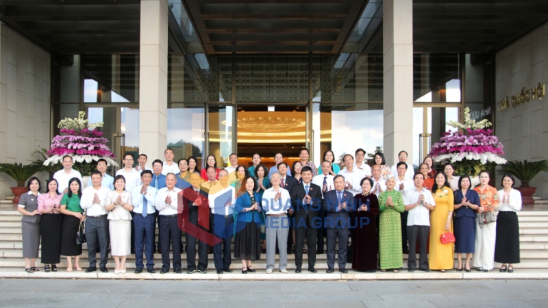 Các đại biểu chụp ảnh lưu niệm tại Tòa nhà Quốc hội (9-2025). Ảnh: Mạnh Trường