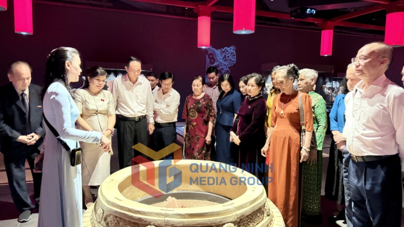 Các đại biểu tham quan Tòa nhà Quốc hội (9-2025). Ảnh: Mạnh Trường