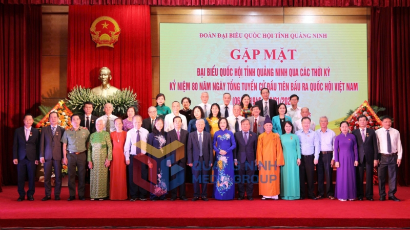 Các đại biểu chụp ảnh lưu niệm tại chương trình gặp mặt (9-2025). Ảnh: Đỗ Phương