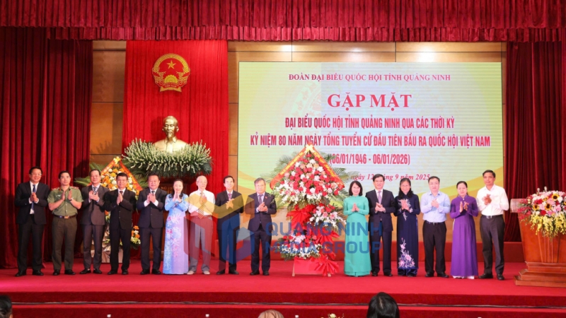 Các đồng chí lãnh đạo tỉnh tặng hoa chúc mừng Đoàn ĐBQH tỉnh Quảng Ninh qua các thời kỳ (9-2025). Ảnh: Đỗ Phương