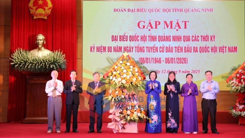 Phó Chủ tịch Quốc hội Nguyễn Thị Thanh tặng hoa chúc mừng Đoàn ĐBQH tỉnh Quảng Ninh qua các thời kỳ (9-2025). Ảnh: Đỗ Phương