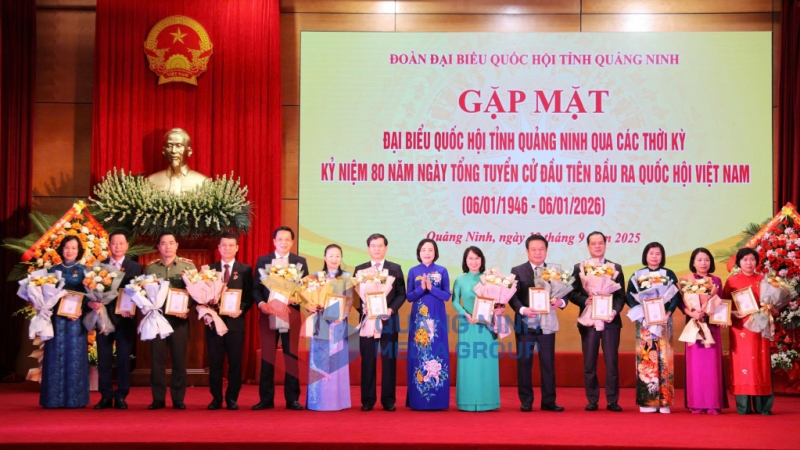 Phó Chủ tịch Quốc hội Nguyễn Thị Thanh trao tặng Kỷ niệm chương “Vì sự nghiệp Quốc hội Việt Nam” cho 13 cá nhân có nhiều đóng góp cho quá trình phát triển của Quốc hội Việt Nam (9-2025). Ảnh: Đỗ Phương