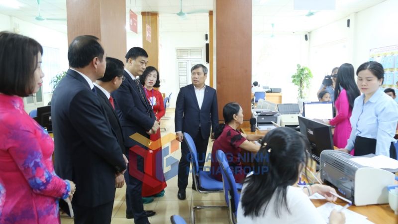 Phó Chủ tịch Quốc hội Vũ Hồng Thanh kiểm tra ngày đầu vận hành chính quyền địa phương 2 cấp tại Trung tâm Phục vụ hành chính công đặc khu Vân Đồn (7-2025). Ảnh: Thu Chung