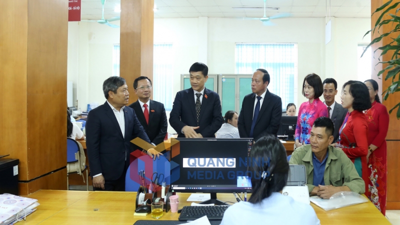 Phó Chủ tịch Quốc hội Vũ Hồng Thanh kiểm tra ngày đầu vận hành chính quyền địa phương 2 cấp tại Trung tâm Phục vụ hành chính công đặc khu Vân Đồn (7-2025). Ảnh: Thu Chung