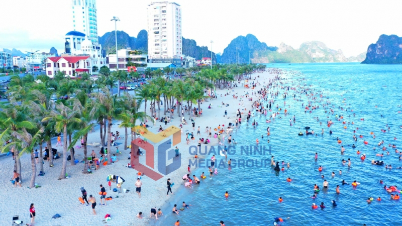 Bãi biển cột 8 thu hút đông đảo du khách (9-2025). Ảnh: Ngọc Khôi