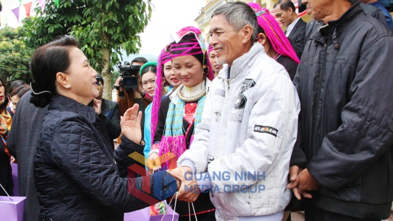 Chủ tịch Quốc hội Nguyễn Thị Kim Ngân thăm, tặng quà người dân xã Hải Sơn, TP Móng Cái.