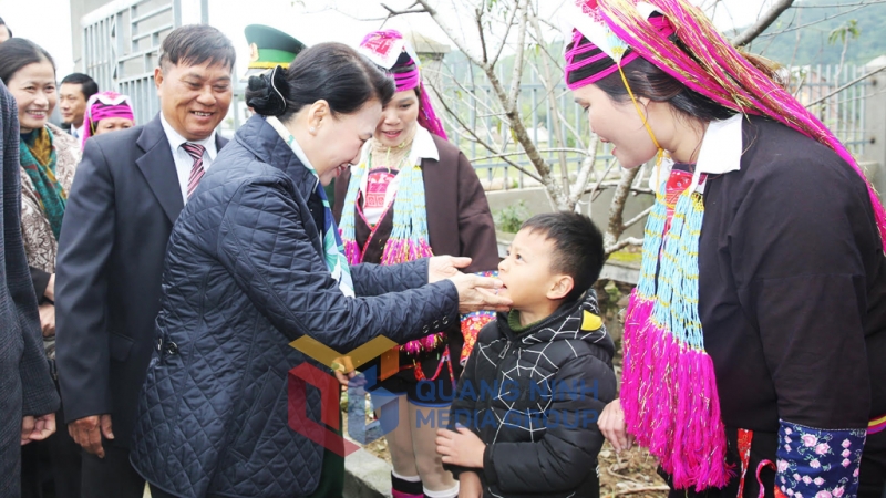 Đến thăm, tặng quà gia đình đồng chí Phùn Hợp Sềnh sống tại xã Quảng Đức, huyện Hải Hà