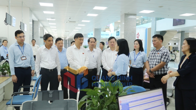 Đồng chí Phó Chủ tịch Quốc hội Vũ Hồng Thanh cùng đoàn công tác khảo sát tại Trung tâm Phục vụ Hành chính công tỉnh (9-2025). Ảnh: Thu Chung