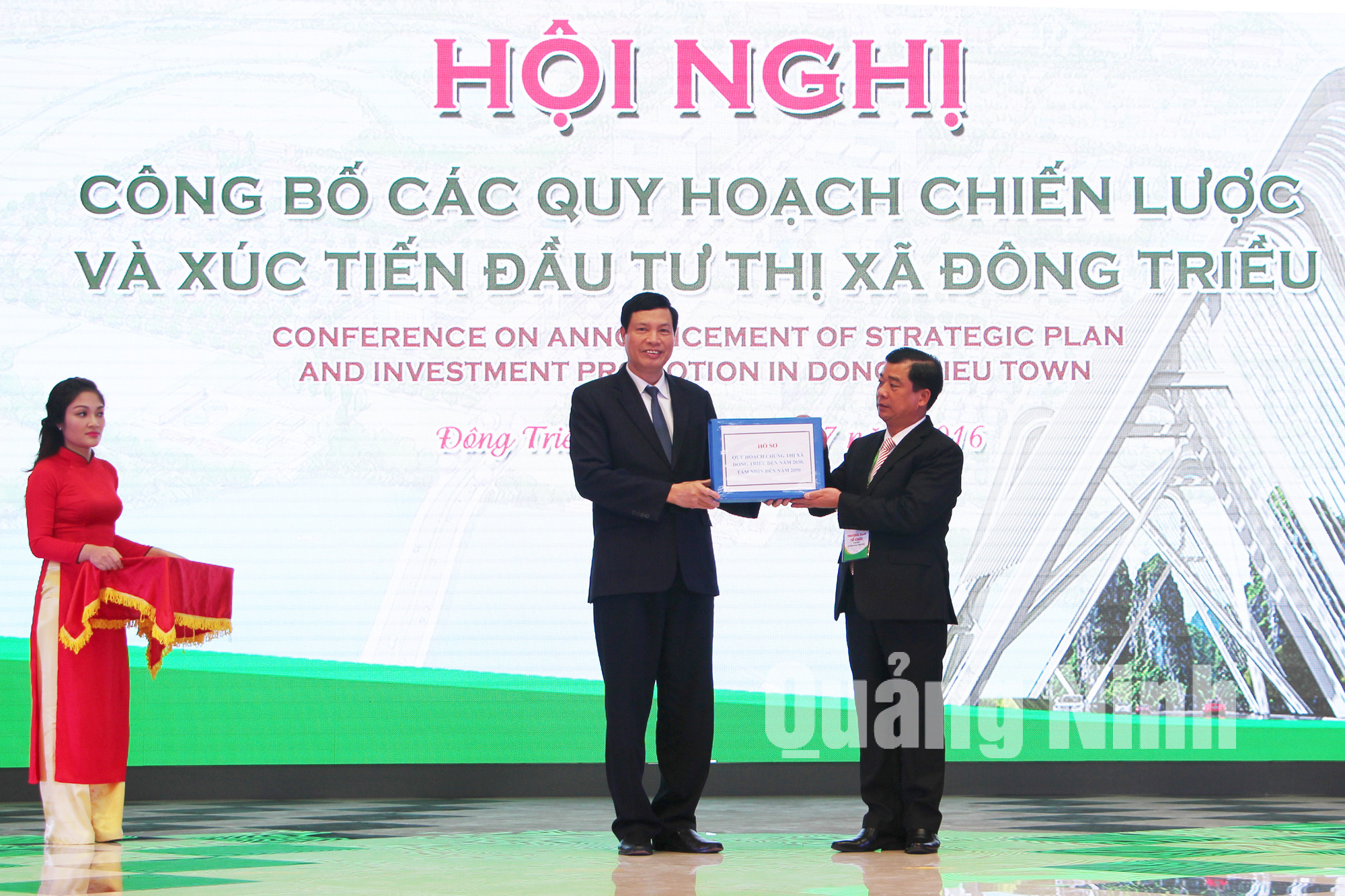 Đồng chí Nguyễn Đức Long, Chủ tịch UBND tỉnh trao Hồ sơ Quy hoạch cho đại diện lãnh đạo TX Đông Triều