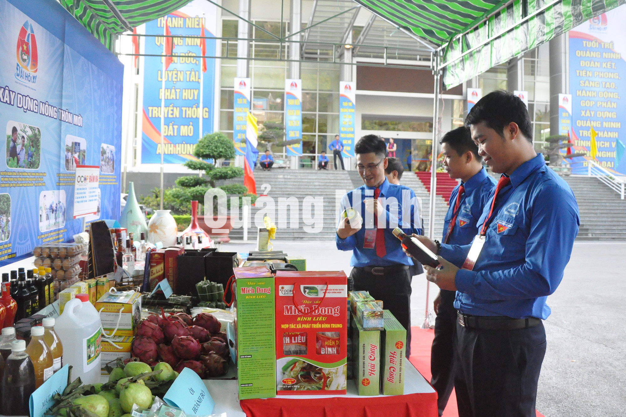 Đại biểu tham quan gian hàng OCOP trưng bày tại Đại hội.