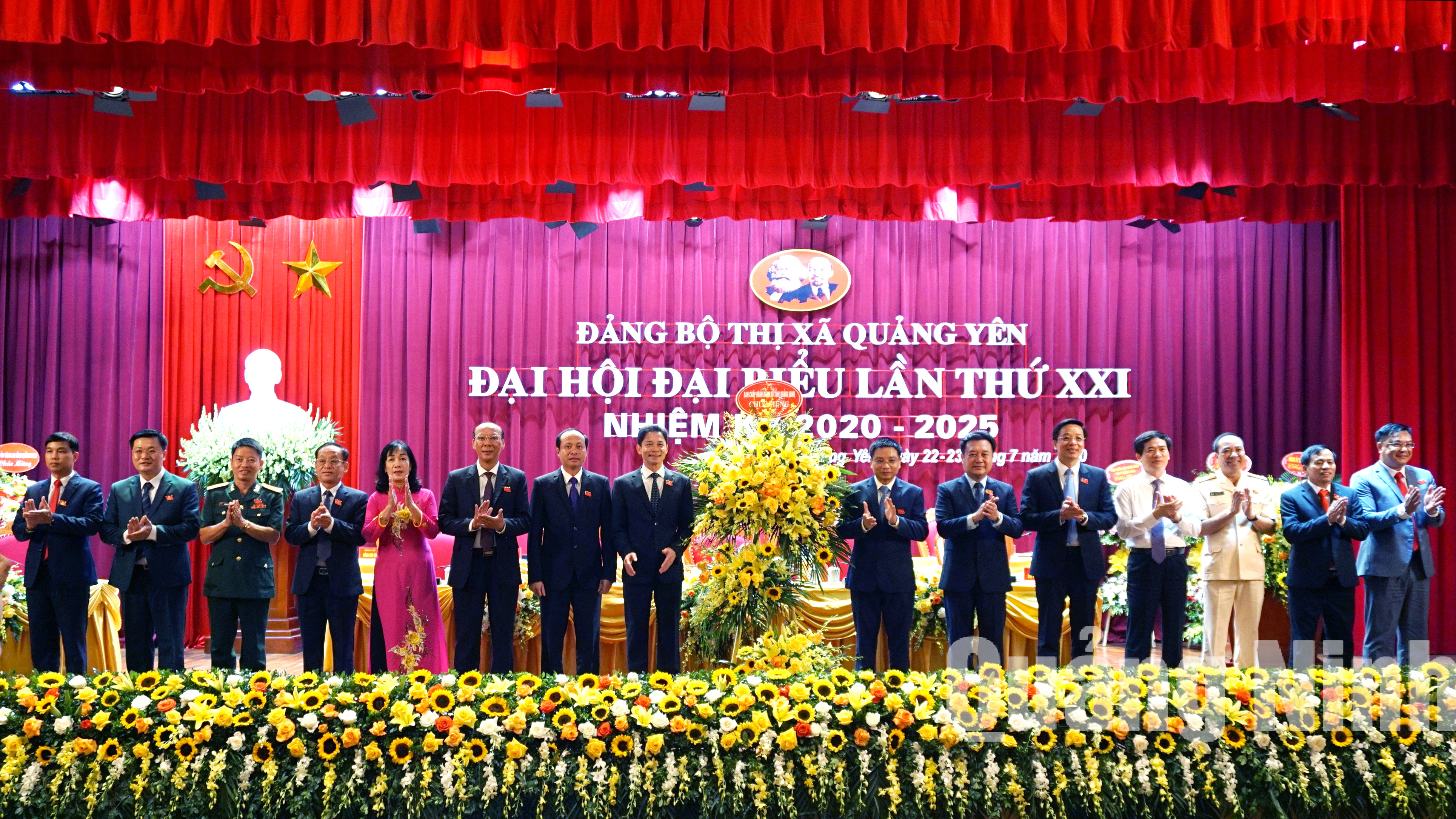 Các đồng chí lãnh đạo tỉnh tặng hoa chúc mừng đại hội (7-2020). Ảnh: Nguyễn Thanh