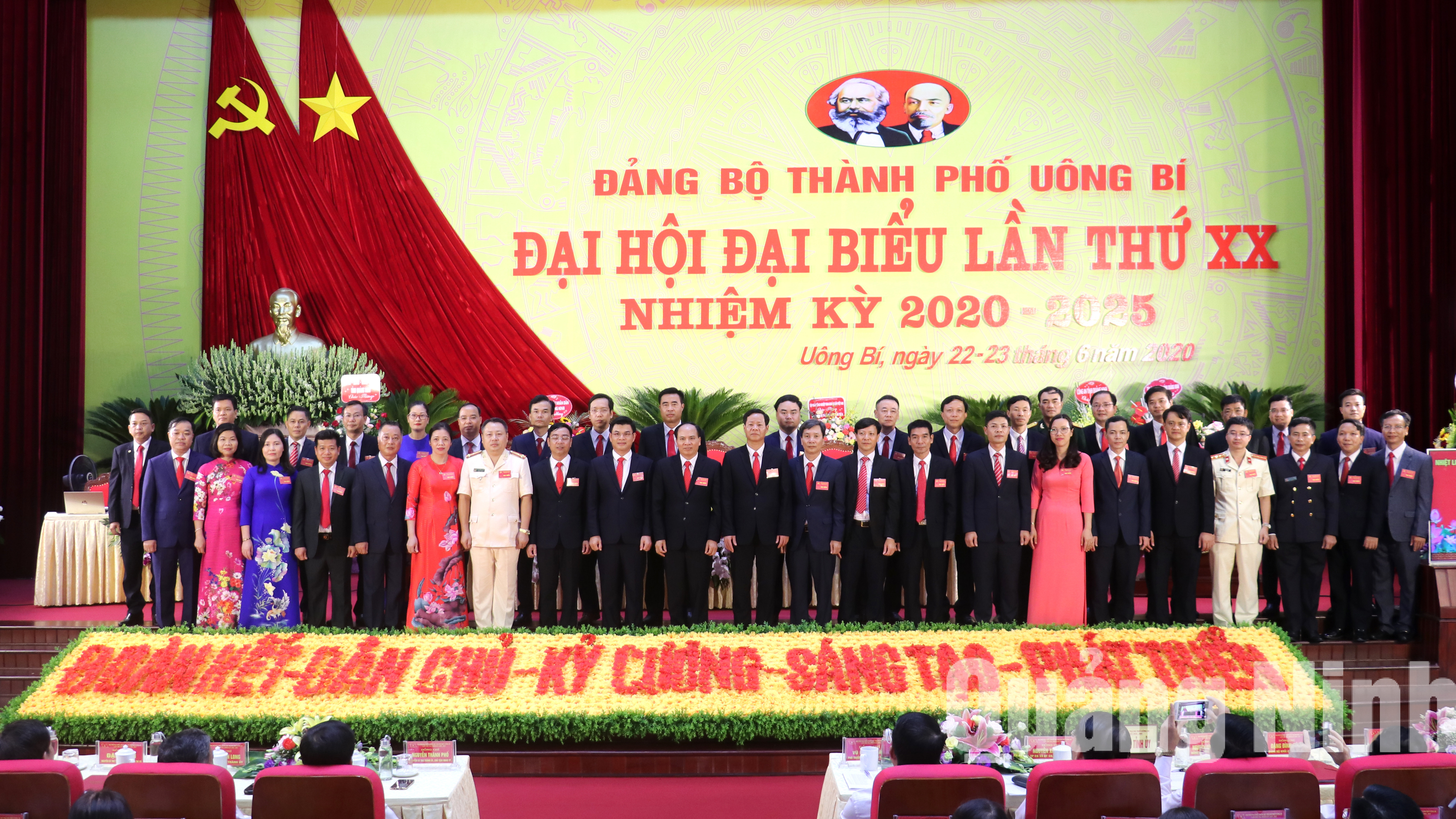 BCH Đảng bộ thành phố Uông Bí khóa XX, nhiệm kỳ 2020 - 2025 ra mắt tại Đại hội (6-2020). Ảnh: Thu Chung