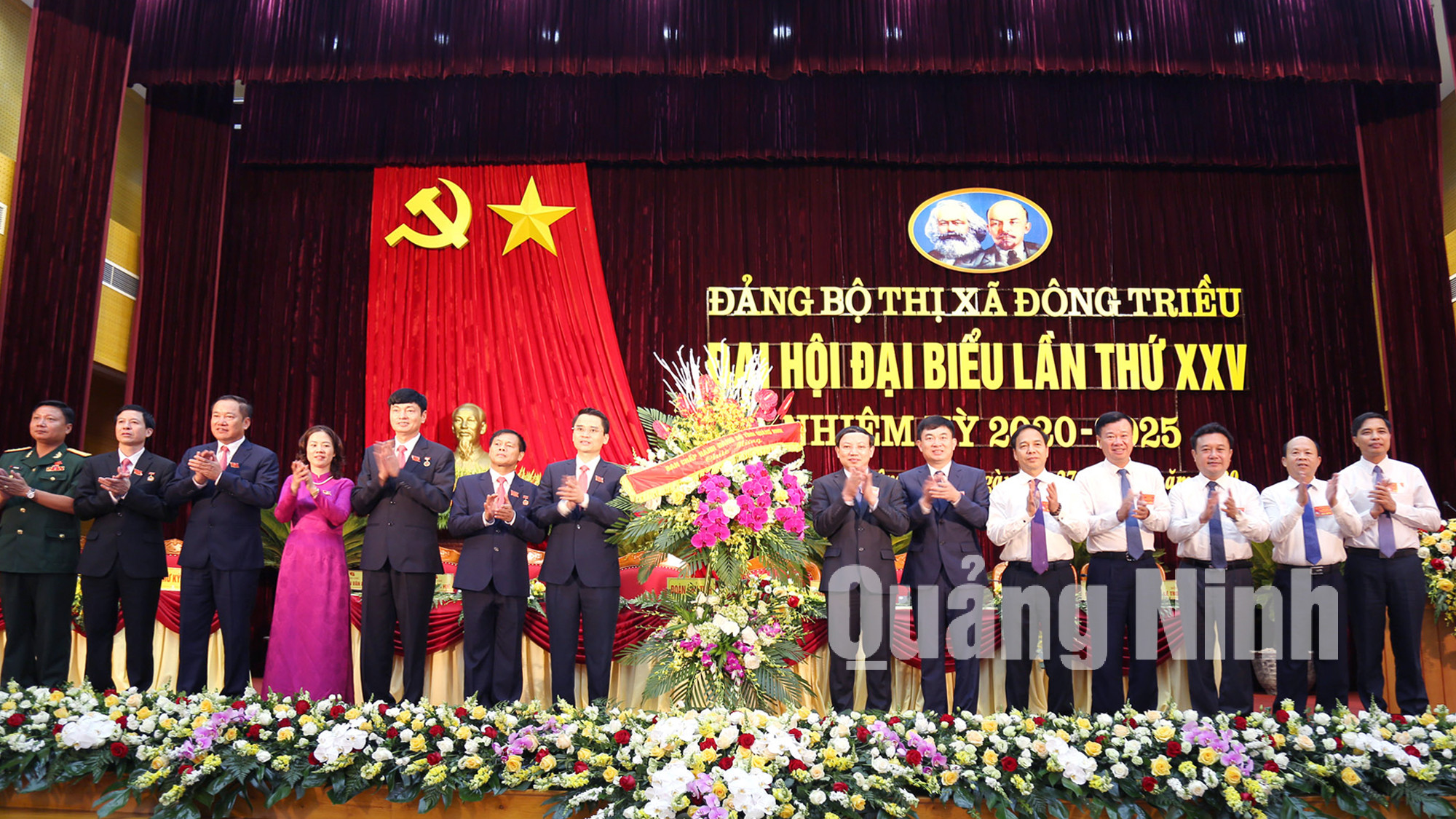 Lãnh đạo tỉnh tặng hoa chúc mừng đại hội (7-2020). Ảnh: Thu Chung
