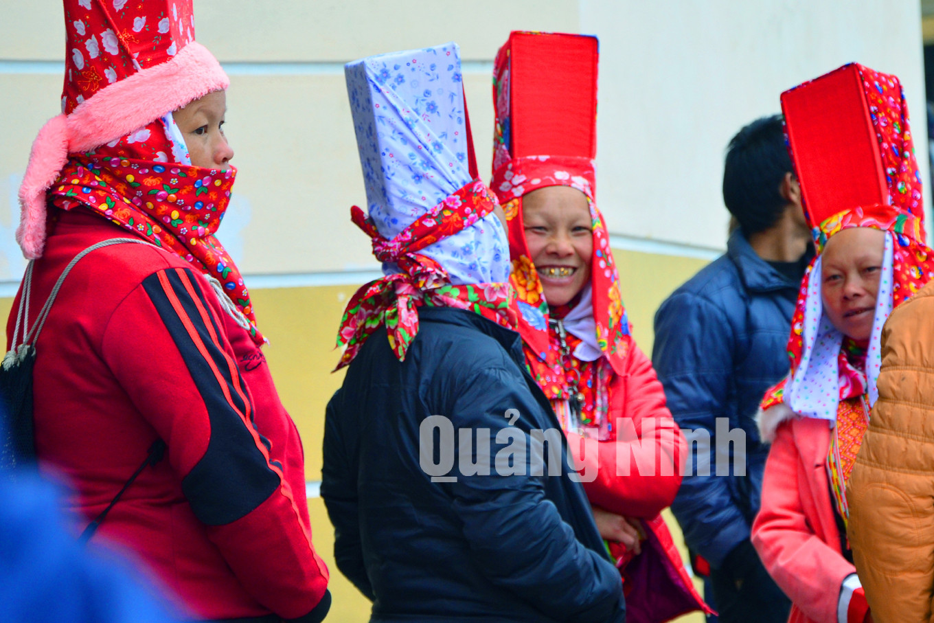 Các cô, các chị dân tộc Dao Thanh Phán túm tụm trò chuyện ở một góc chợ phiên.
