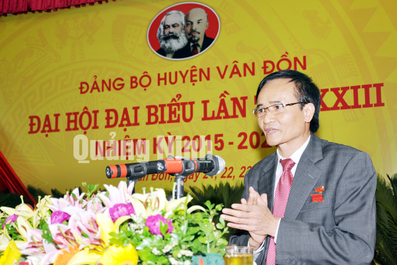 Đồng chí Đoàn Văn Chỉnh, Bí thư Huyện ủy Vân Đồn trình bày dự thảo báo cáo chính trị tại Đại hội