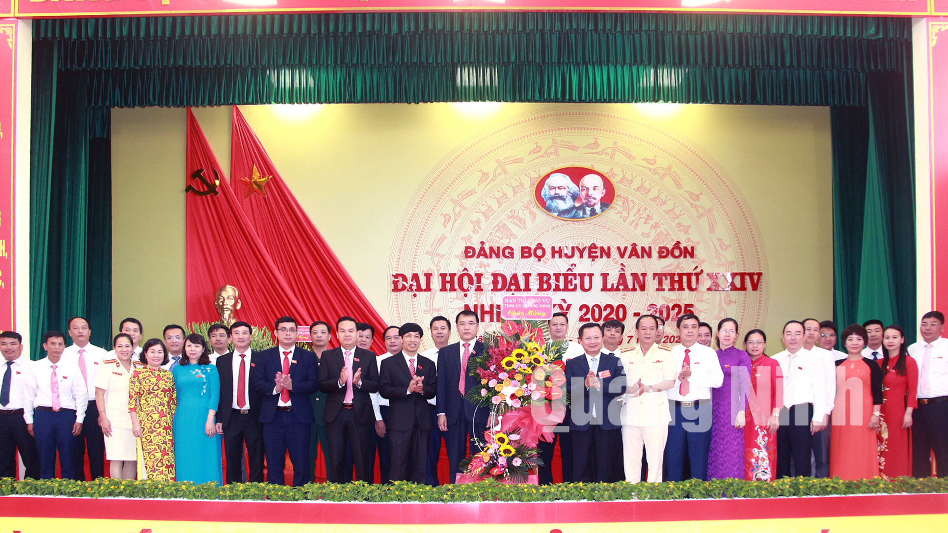 Phó Chủ tịch UBND tỉnh Cao Tường Huy tặng lẵng hoa chúc mừng Ban Chấp hành Đảng bộ huyện Vân Đồn lần thứ XXIV, nhiệm kỳ 2020-2025 (7-2020). Ảnh: Mạnh Trường