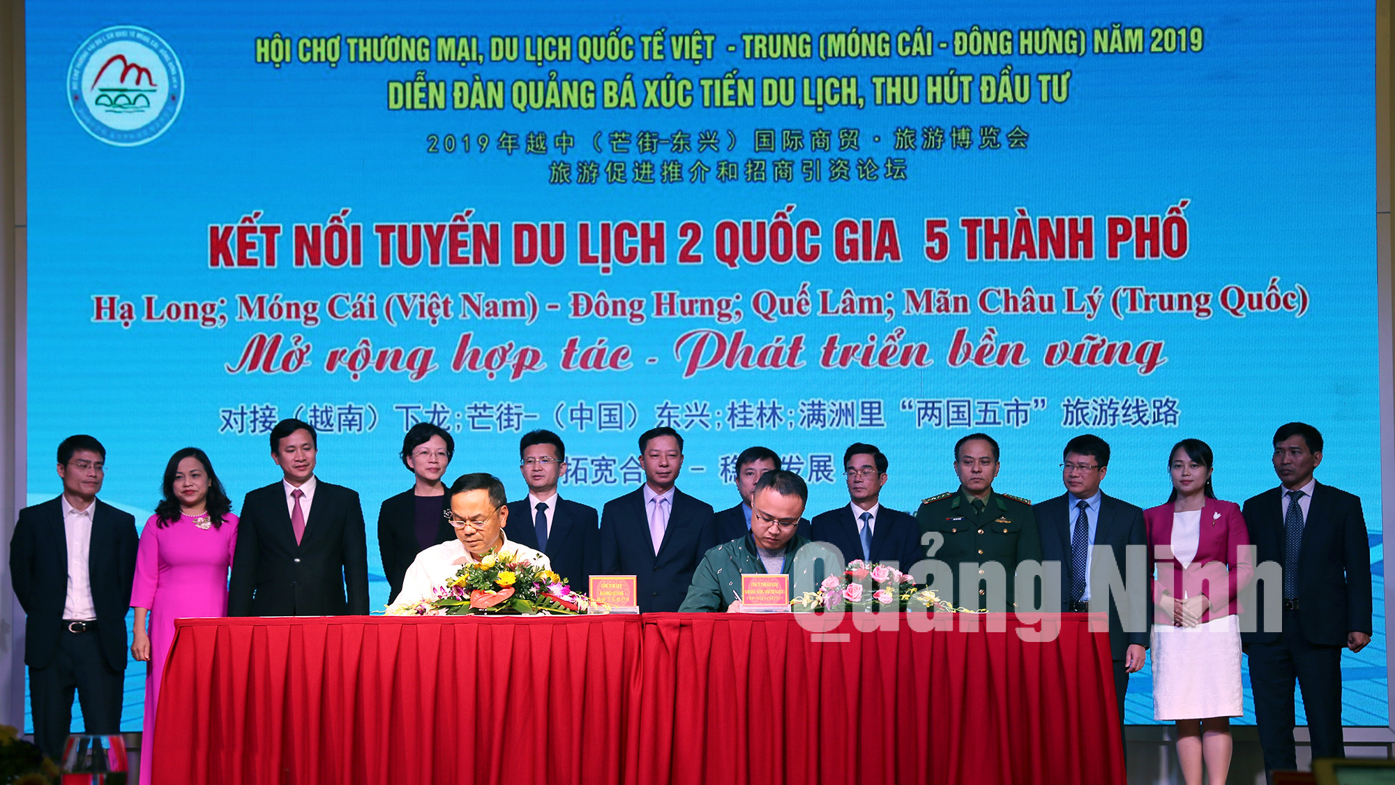 Các doanh nghiệp du lịch 2 địa phương Quảng Ninh (Việt Nam) và Quảng Tây (Trung Quốc) ký kết các hợp đồng trao đổi khách (12-2019). Ảnh: Hữu Việt.