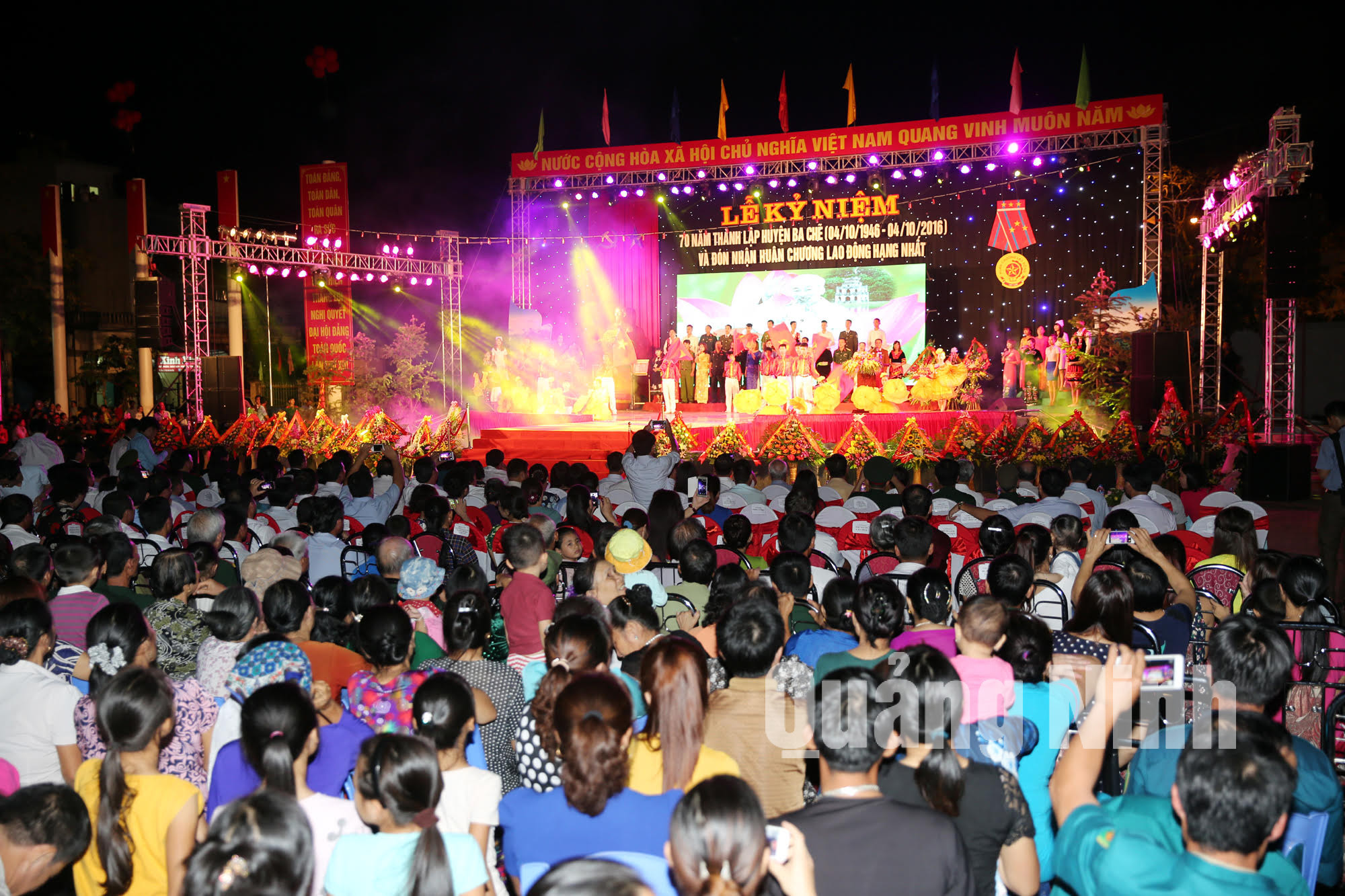 Đông đảo người dân huyện Ba Chẽ có mặt tham gia lễ kỷ niệm.