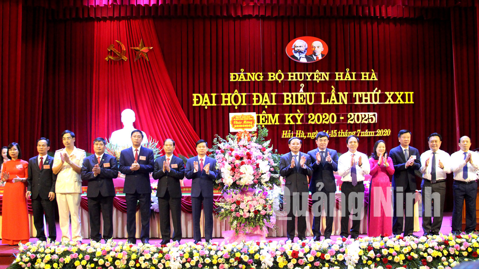 Các đồng chí lãnh đạo tỉnh tặng hoa chúc mừng đại hội (7-2020). Ảnh: Thu Chung