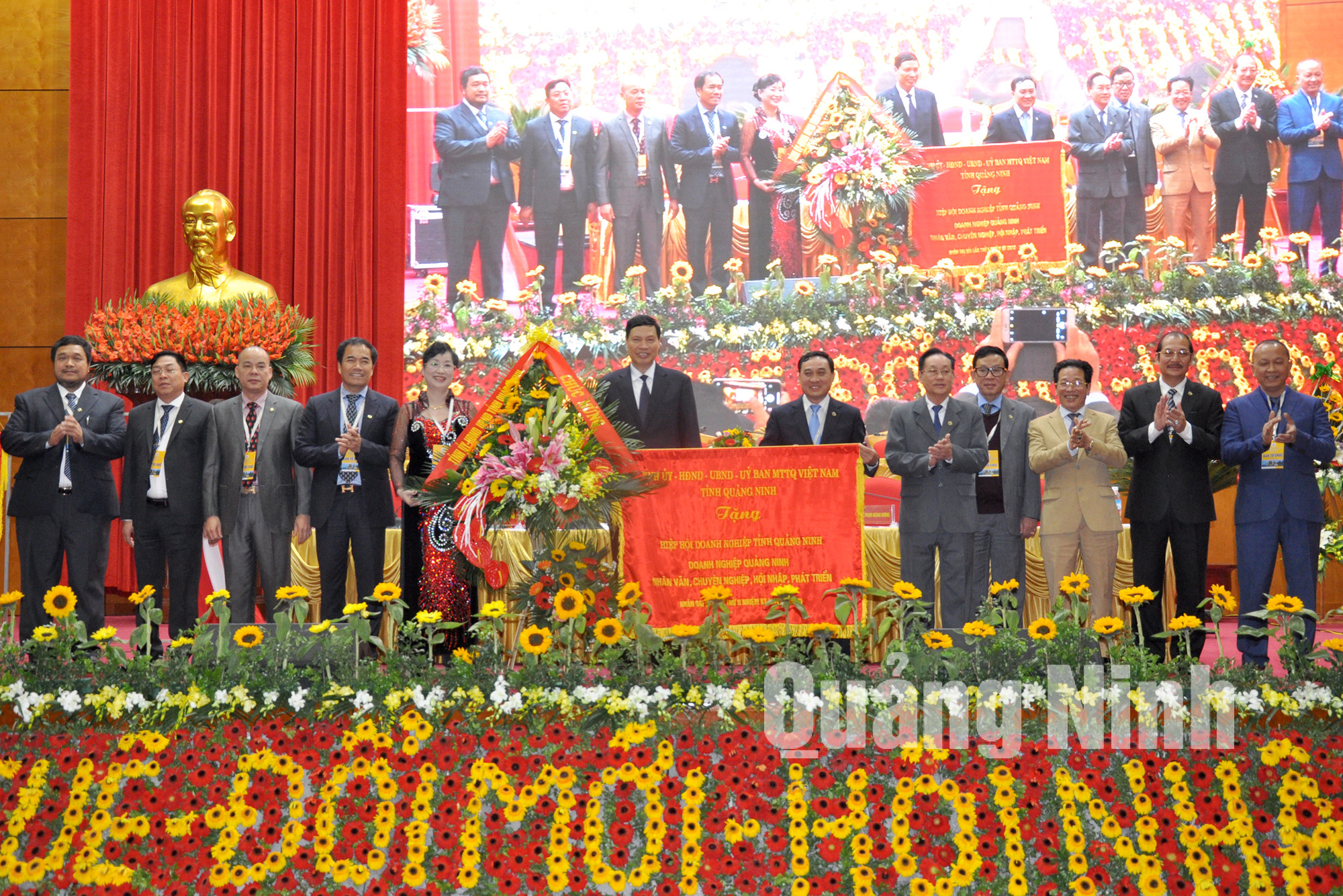 và bức trướng chúc mừng Hiệp hội doanh nghiệp tỉnh Quảng Ninh.
