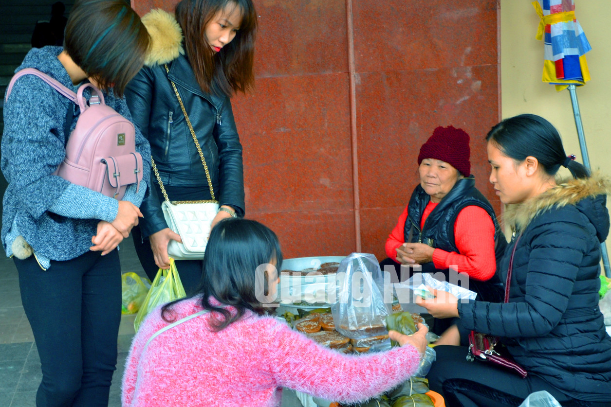 Ở một góc chợ, các loại bánh truyền thống như bánh tài lồng ệp, bánh ngải... thu hút nhiều khách đến mua.