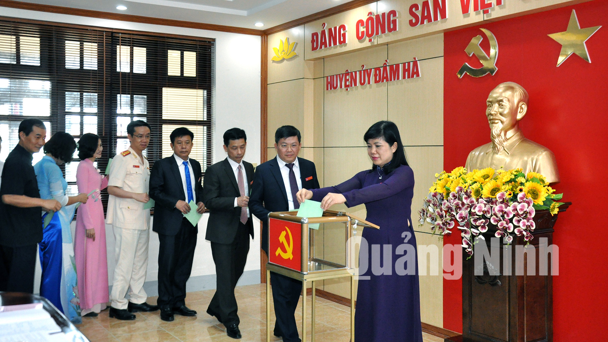BCH Đảng bộ huyện Đầm Hà khóa XXV bỏ phiếu bầu Ban Thường vụ Huyện ủy (5-2020). Ảnh: Hữu Việt