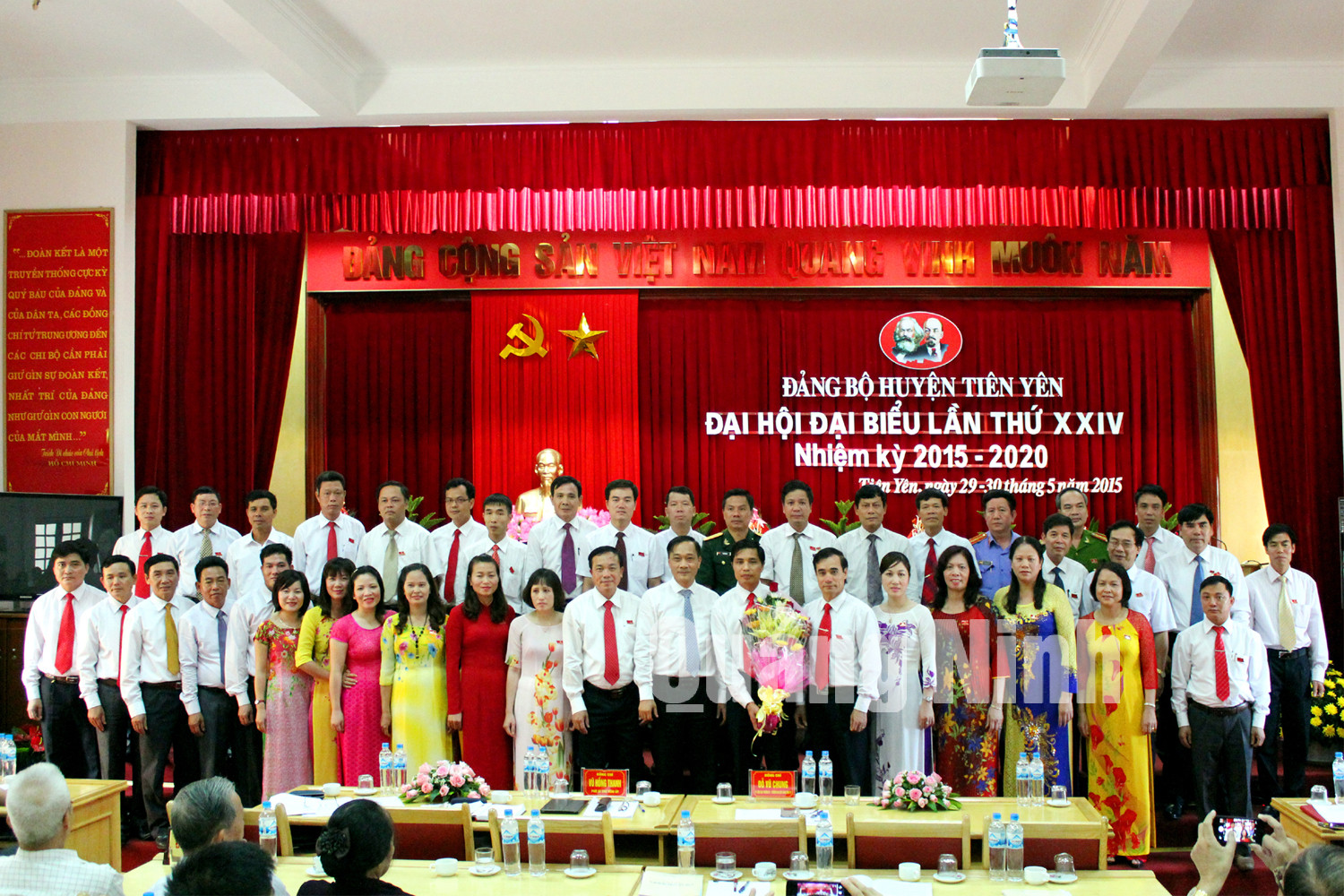 Đồng chí Vũ Hồng Thanh, Phó Bí thư Tỉnh ủy tặng hoa chúc mừng Ban Chấp hành Đảng bộ huyện nhiệm kỳ 2015-2020