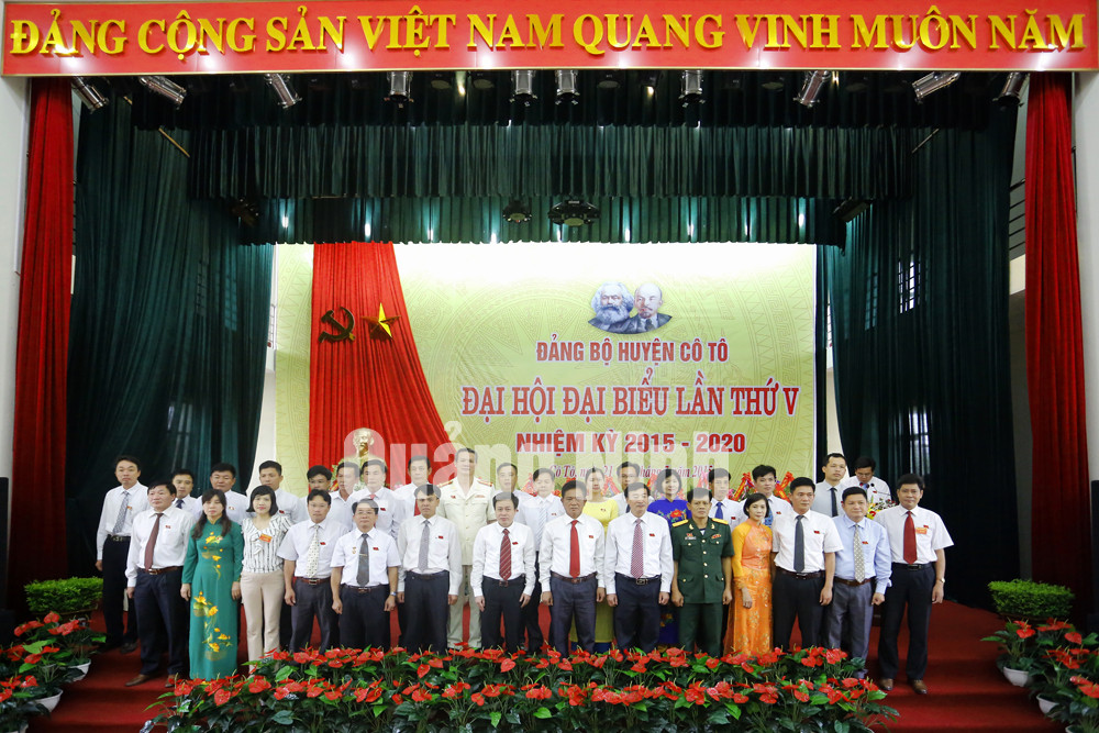 Ban Chấp hành Đảng bộ huyện nhiệm kỳ 2015-2020 ra mắt Đại hội