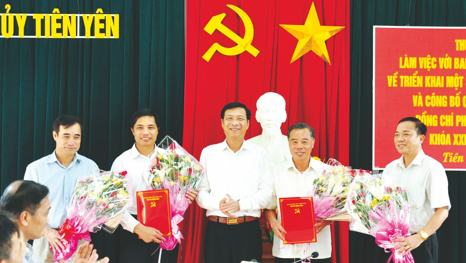 Bí thư Tỉnh ủy trao các quyết định của Ban Thường vụ Tỉnh ủy cho các đồng chí lãnh đạo huyện Tiên Yên