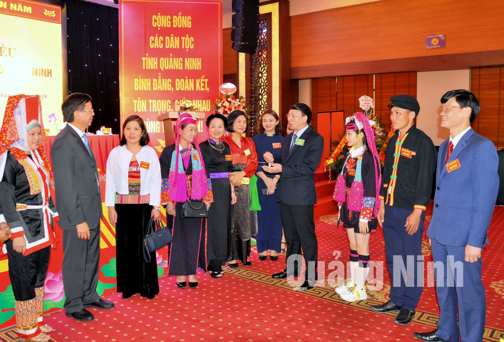Các đồng chí lãnh đạo Trung ương và tỉnh Quảng Ninh trò chuyện với đại biểu về dự Đại hội đại biểu các DTTS tỉnh Quảng Ninh lần thứ III (10-2019). Ảnh: Minh Hà