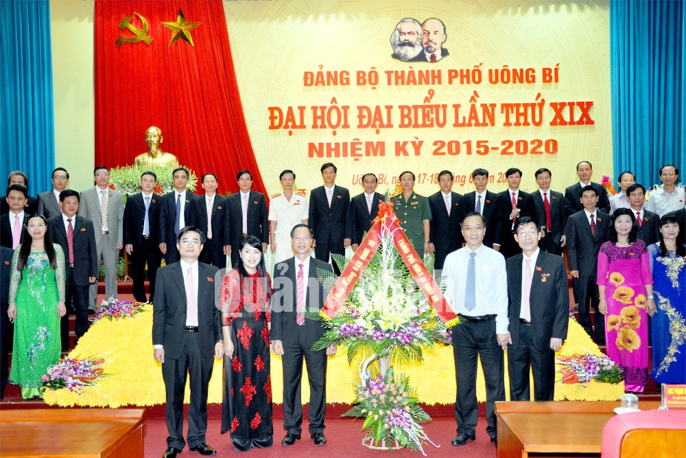 Đồng chí Vũ Hồng Thanh, Phó Bí thư Tỉnh ủy tặng hoa chúc mừng Ban Chấp hành Đảng bộ TP Uông Bí nhiệm kỳ 2015-2020
