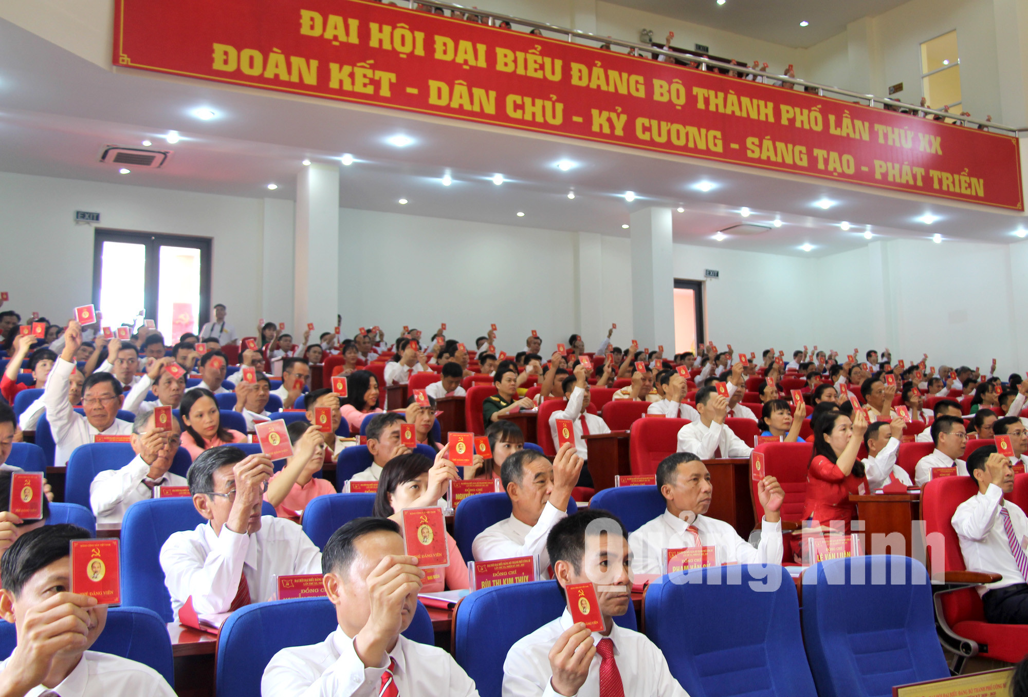 Đại hội biểu quyết thông qua Nghị quyết Đại hội Đảng bộ TP Uông Bí lần thứ XX, nhiệm kỳ 2020-2025 (6-2020). Ảnh: Thu Chung