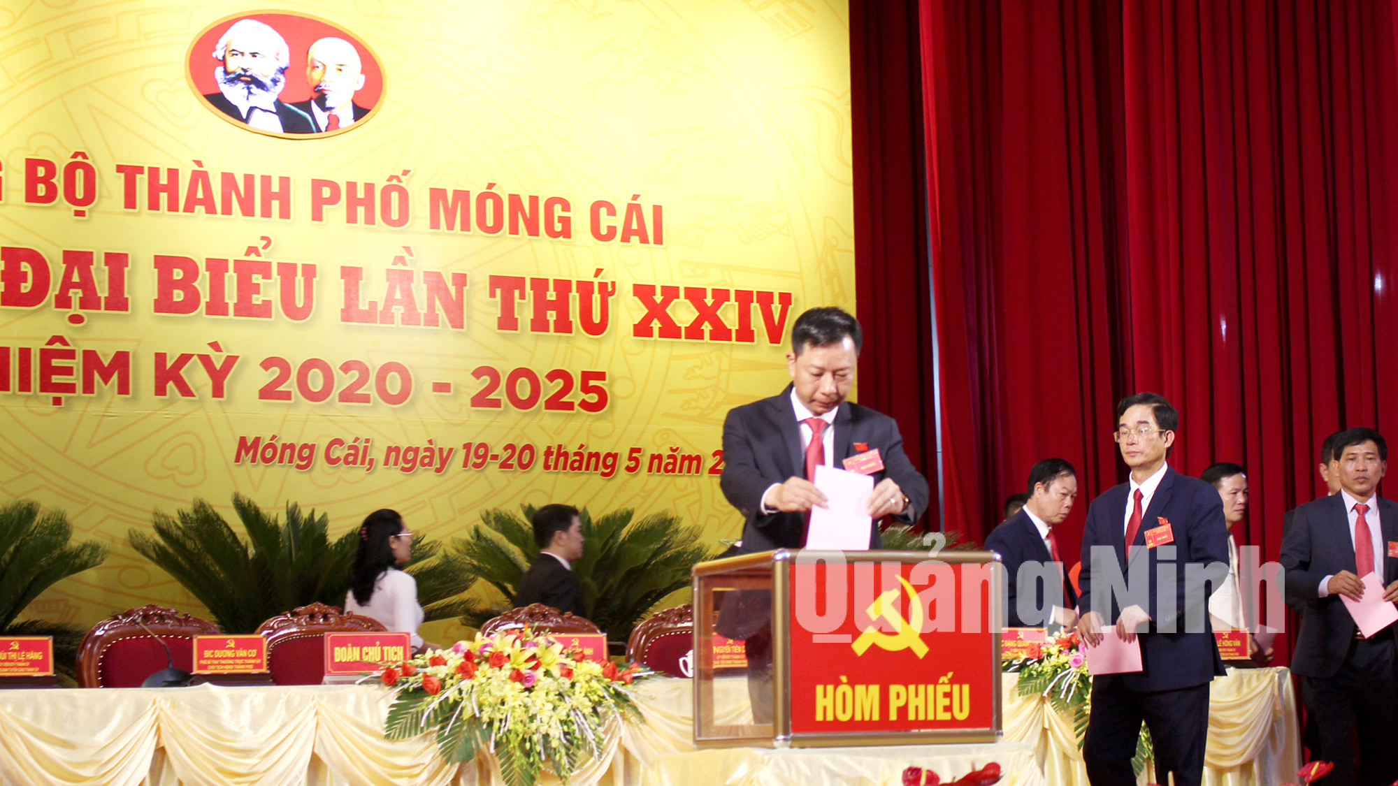 Các đại biểu bỏ phiếu bầu BCH Đảng bộ TP Móng Cái khóa XXIV, nhiệm kỳ 2020-2025 (5-2020). Ảnh: Thu Chung