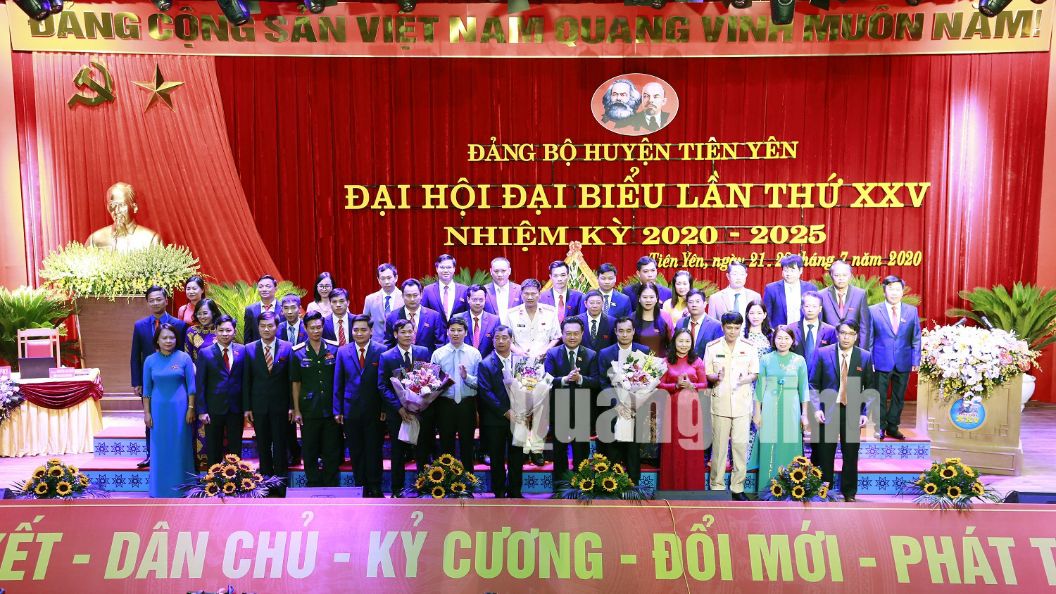 Các đồng chí lãnh đạo tỉnh tặng hoa chúc mừng Ban Chấp hành Đảng bộ huyện Tiên Yên khóa XXV, nhiệm kỳ 2020-2025 gồm 37 đồng chí (7-2020). Ảnh: Nguyễn Thanh