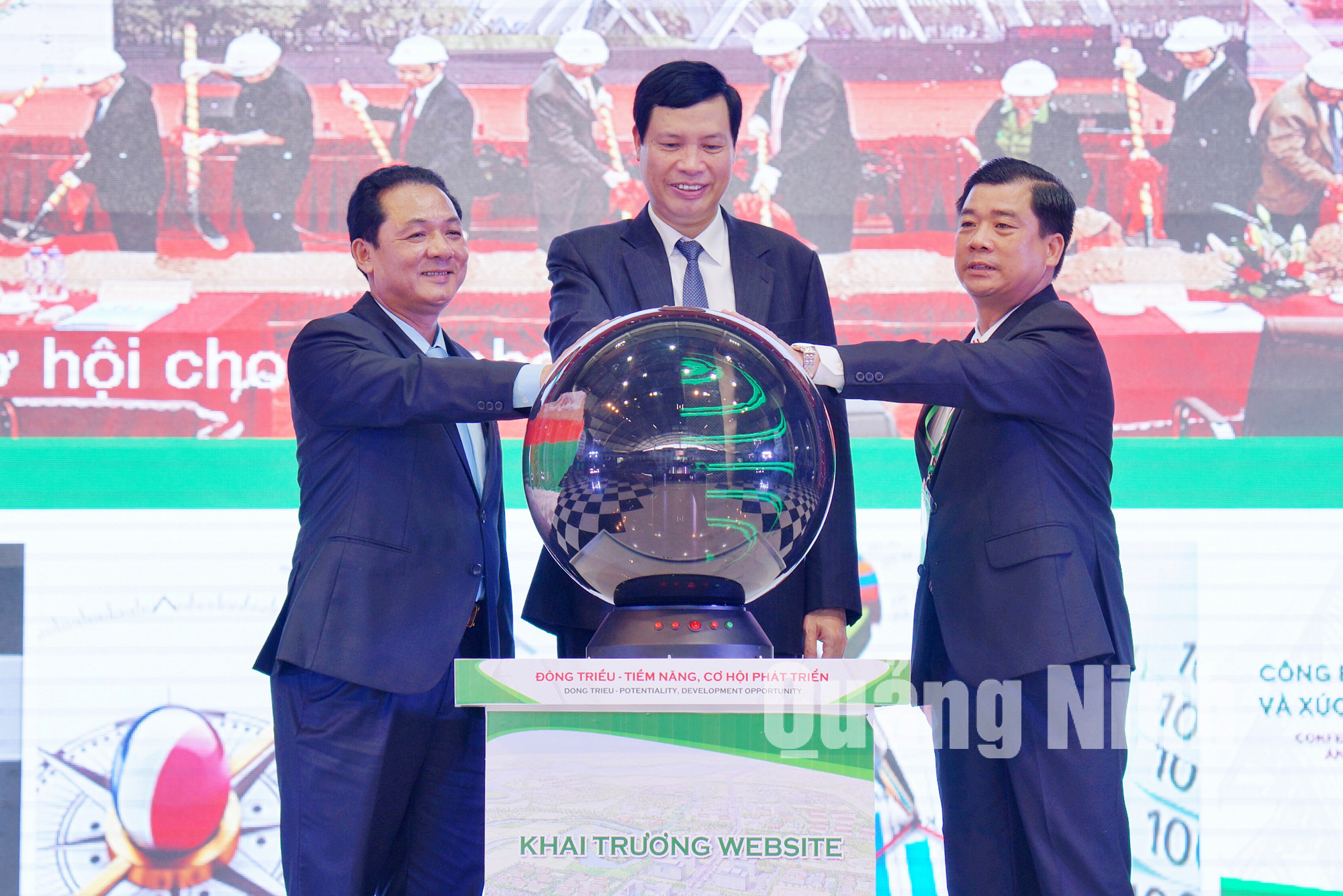 Chủ tịch UBND tỉnh Nguyễn Đức Long và lãnh đạo TX Đông Triều khai trương trang thông tin điện tử xúc tiến đầu tư của TX Đông Triều