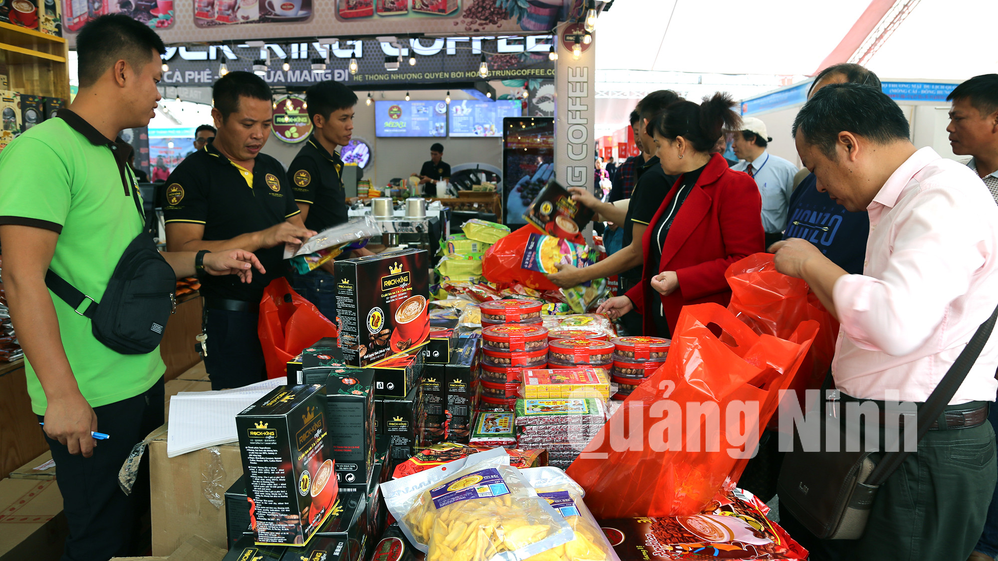 Người dân và du khách tham quan, mua sắm tại hội chợ (12-2019). Ảnh: Thái Cảnh
