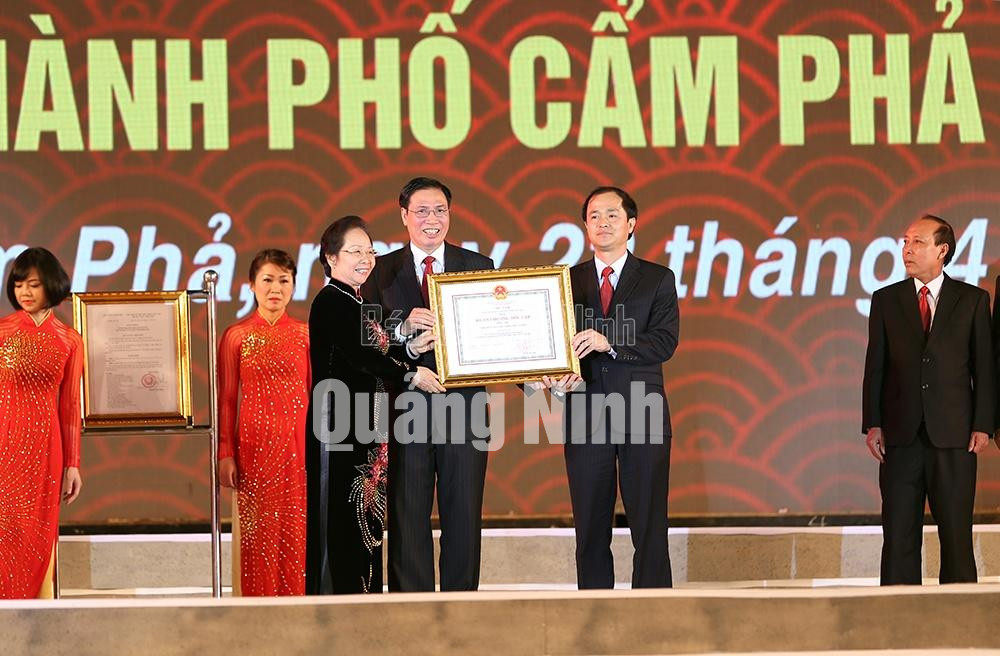 Đồng chí Nguyễn Thị Doan, Ủy viên Trung ương Đảng, Phó Chủ tịch nước đã trao Huân chương Độc lập hạng Nhất cho Đảng bộ, chính quyền và nhân dân thành phố Cẩm Phả.